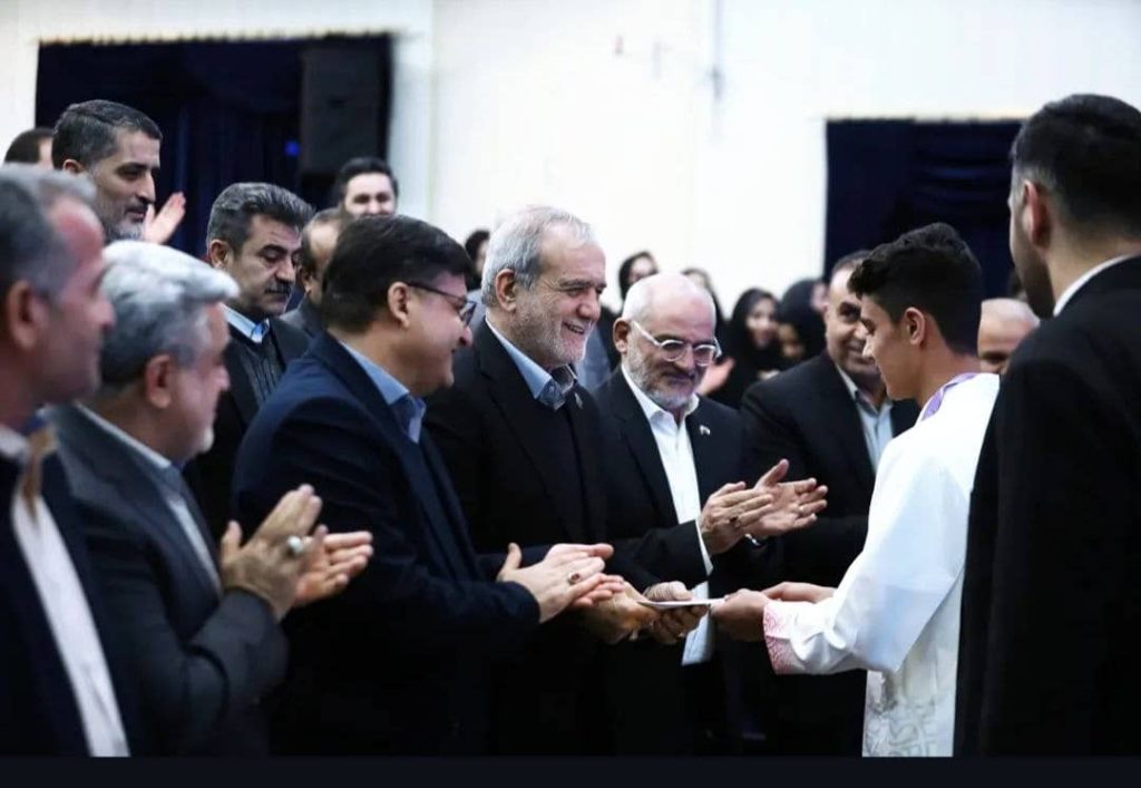در حاشیه سفر رییس جمهور کشورمان به استان چهارمحال و بختیاری / علیدوستی مدال خود را به دکتر پزشکیان اهدا کرد