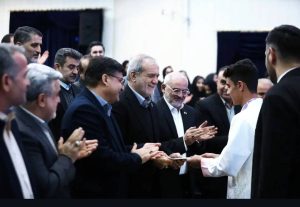 در حاشیه سفر رییس جمهور کشورمان به استان چهارمحال و بختیاری / علیدوستی مدال خود را به دکتر پزشکیان اهدا کرد