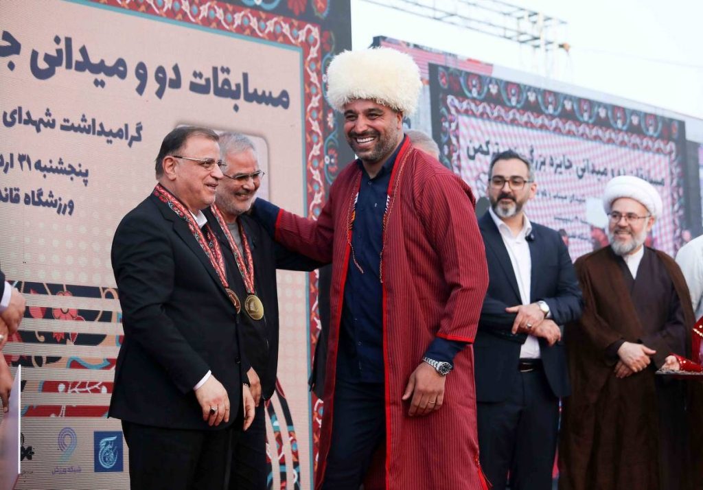 در حاشیه مسابقات دو و میدانی جایزه بزرگ بندر ترکمن انجام شد/ اهدای مدال های یادبود به استاندار و نماینده مردم استان گلستان از سوی حدادی